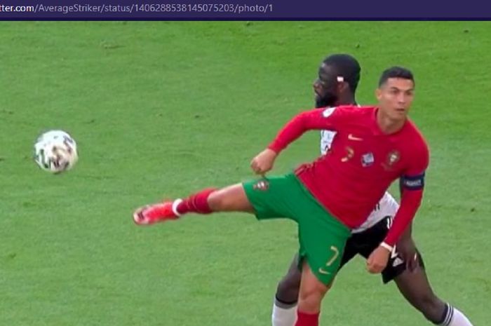 Megabintang timnas Portugal, Cristiano Ronaldo, membuat bek timnas Jerman, Antonio Ruediger, linglung dalam laga Grup F EURO 2020 di Stadion Football Arena, Sabtu (19/6/2021).