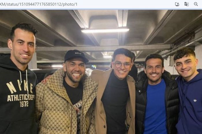 Pedro Rodriguez berfoto bersama dengan Sergio Busquets, Dani Alves, dan Pedri.