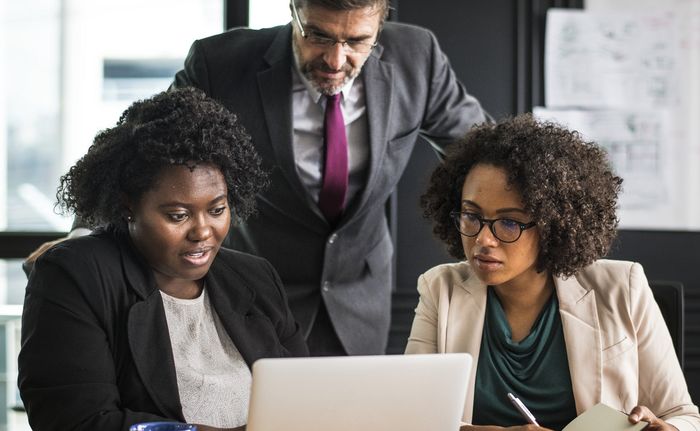 Jika tak pernah diberi kritik, pancing untuk meminta saran dan jangan bersikap defensif