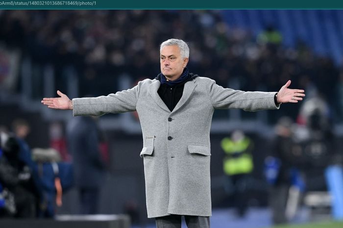 Ekspresi kekecewaan Jose Mourinho usai AS Roma takluk 2-3 dari Juventus.