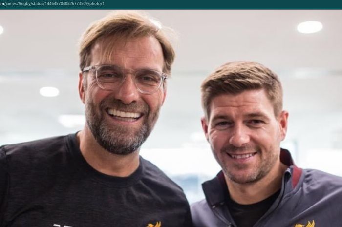 Juergen Klopp dan Steven Gerrard berfoto bersama saat masih bekerja sama di Liverpool.