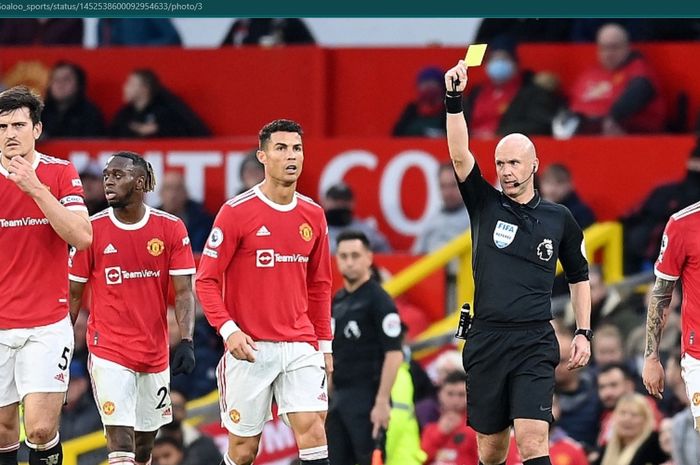 Cristiano Ronaldo mendapat kartu kuning usai melanggar Curtis Jones pada laga Manchester United versus Liverpool.