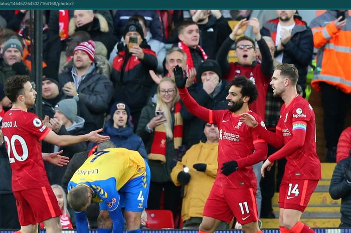 Momen Diogo Jota, Mohamed Salah, dan Jordan Henderson rayakan gol ke gawang Southampton.