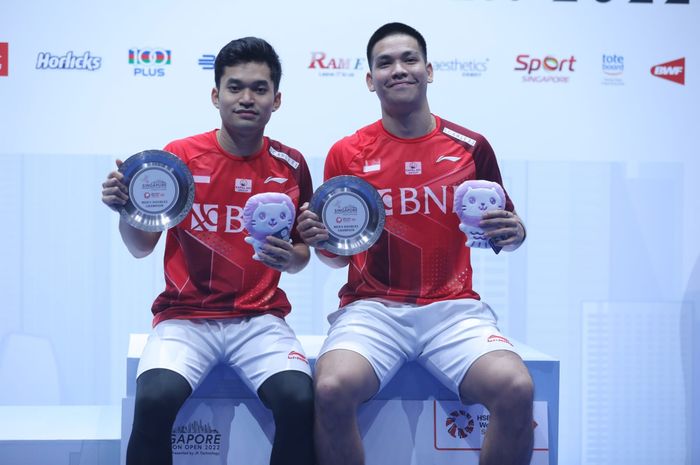 Ganda putra Indonesia, Leo Rolly Carnando/Daniel Marthin berpose di podium Singapore Open, Minggu (17/7/2022)