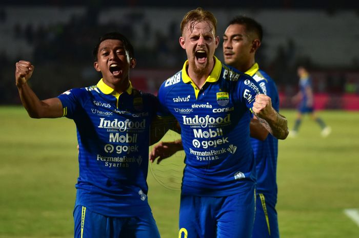 Pemain Persib Bandung merayakan gol yang dicetak oleh Kevin van Kippersluis ke gawang Persebaya Surabaya pada pekan ke-23 Liga 1 2019.