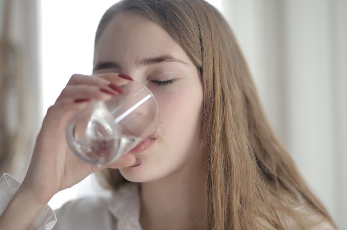 Ilustrasi minum air putih hangat