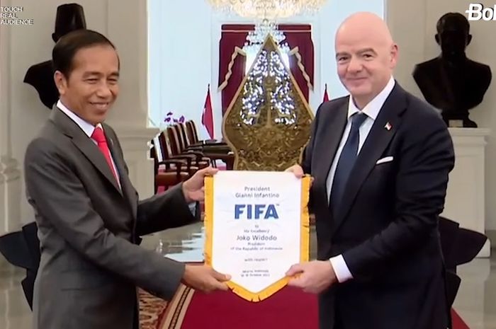 Presiden Indonesia, Joko Widodo (Kiri), Presiden FIFA, Gianni Infantino (kanan),Istana Merdeka, Jakarta, 18 Oktober 2022.