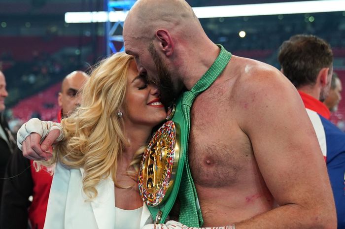 Juara dunia tinju kelas berat, Tyson Fury bersama istrinya, Paris Fury.