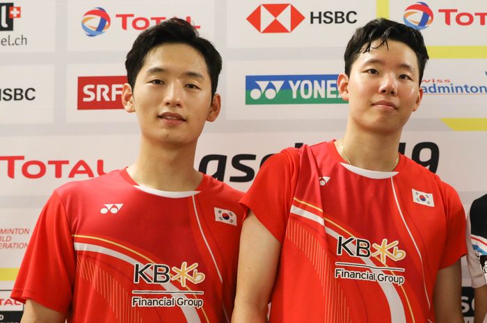 Pasangan ganda putra Korea Selatan, Choi Sol-gyu/Seo Seung-jae, berpose usai menjalani konferensi pers Kejuaraan Dunia BWF 2019 di Istora Senayan, Jakarta.