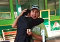 Haru! Dinyatakan Lulus Ujian Skripsi, Pria Ini Langsung Datangi Bapaknya yang sedang Jualan Siomay