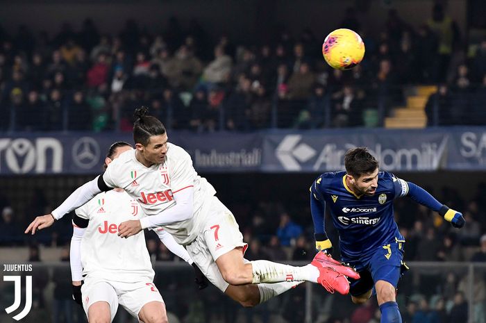 Aksi megabintang Juventus, Cristiano Ronaldo, dalam laga kontra Hellas Verona pada Sabtu (8/2/2020).