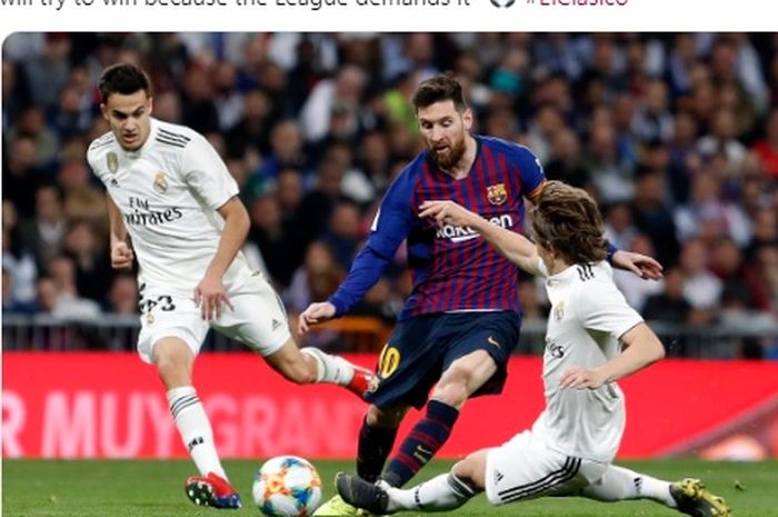 Megabintang Barcelona, Lionel Messi (tengah), berduel dengan geladang Real Madrid, Luka Modric (kanan).