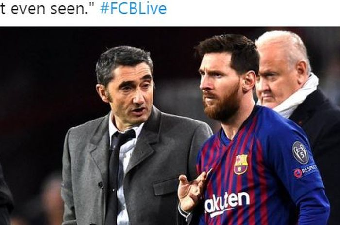 Pelatih Barcelona, Ernesto Valverde, berbicara kepada Lionel Messi.