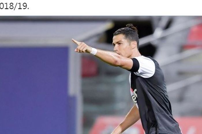 Megabintang Juventus, Cristiano Ronaldo, mencetak gol ke gawang Bologna laga Liga Italia di Stadion Renato Dall'Ara, Senin (22/6/2020).