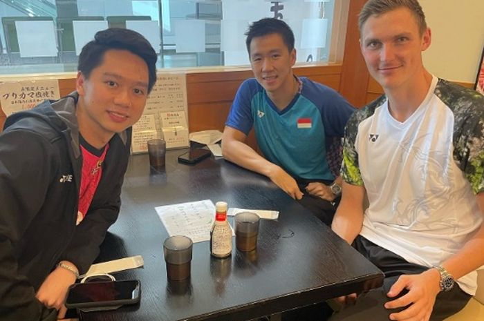 Viktor Axelsen (kanan) dan ganda putra terbaik Indonesia Marcus Fernaldi Gideon (tengah) dan Kevin Sanjaya Sukamuljo (kiri).