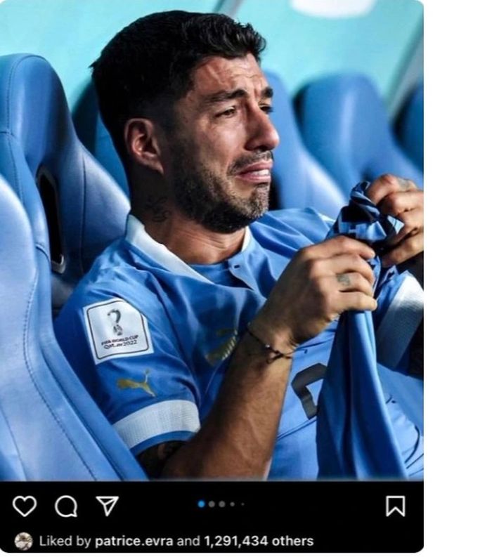 tangkapan layar yang menunjukkan Patrce Evra menyukai unggahan yang menunjukkan penderitaan Luis Suarez