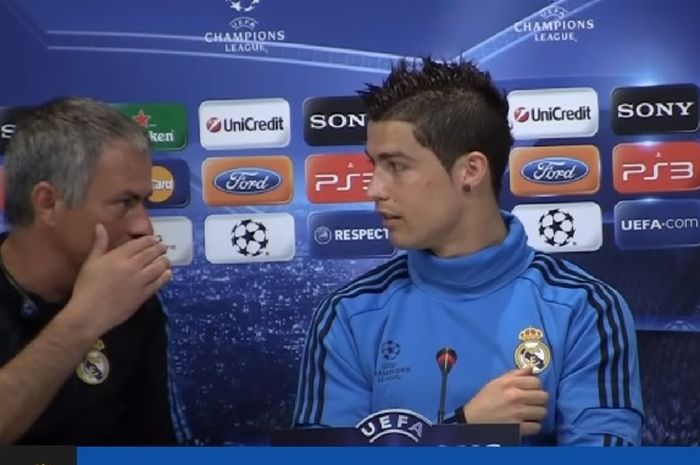 Mantan pelatih Manchester United, Jose Mourinho berbicara dengan Cristiano Ronaldo saat keduanya masih bekerja sama di Real Madrid.