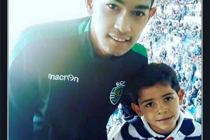 Martunis (kiri) berpose dengan anak Cristiano Ronaldo, Cristiano Ronaldo Junior.
