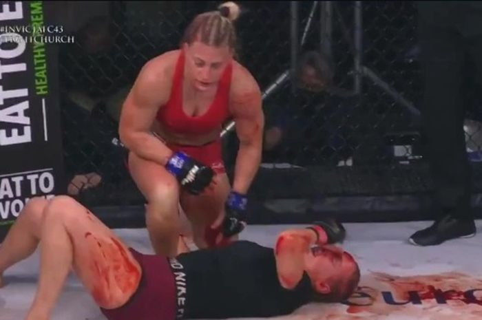 Bintang MMA wanita, Kayla Harrison, melakukan tindakan di luar nalar dengan meminum darah segar dari Courtney King, lawan yang ia pukul KO.