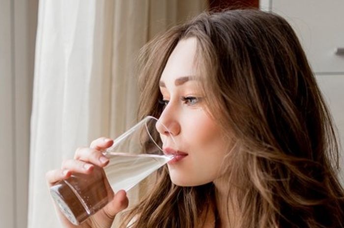 Sering dianggap sepele, ini 5 bahaya malas minum air putih bagi kecantikan dan kesehatan tubuh. 