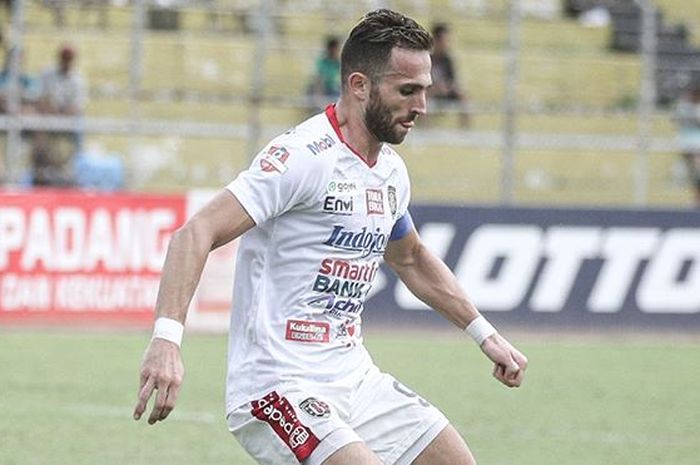 Striker Bali United, Ilija Spasojevic, saat laga kontra Semen Padang pada pekan ke-30 Liga 1 2019.