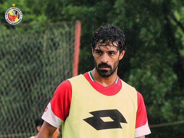 Pemain Semen Padang, Jose Sardon, saat menjalani sesi latihan persiapan Liga 1 2019.