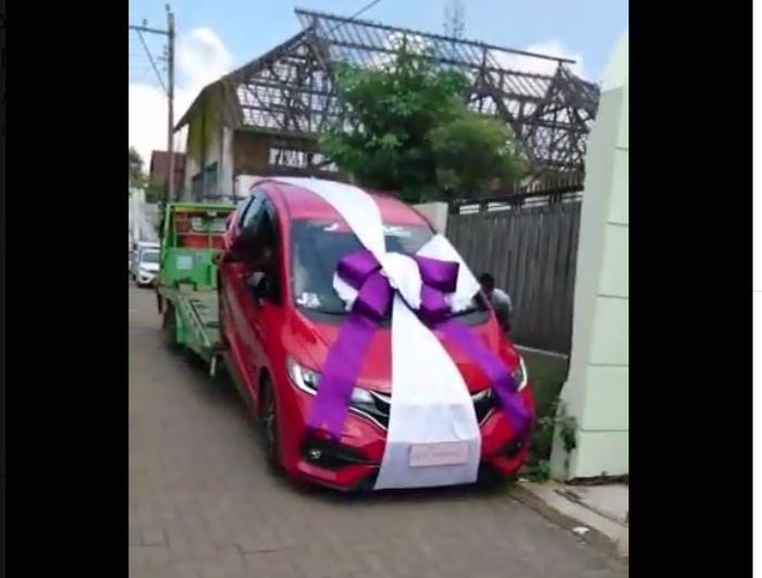 Truk towing mengangkut Honda Jazz untuk mahar pernikahan