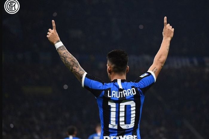 Striker Inter Milan, Lautaro Martinez, melakukan selebrasi seusai emnjebol gawang Juventus di Giuseppe Meazza, Minggu (6/10/2019).