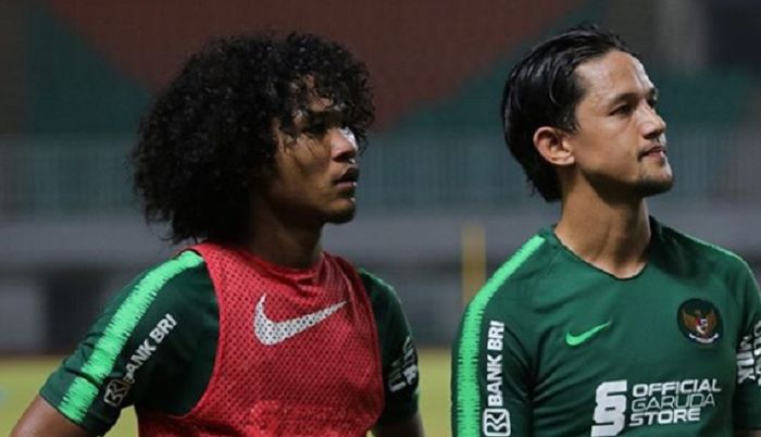 Bagus Kahfi (kiri) bersama Irfan Bachdim (kanan) dalam sesi latihan bersama skuat timnas Indonesia senior.