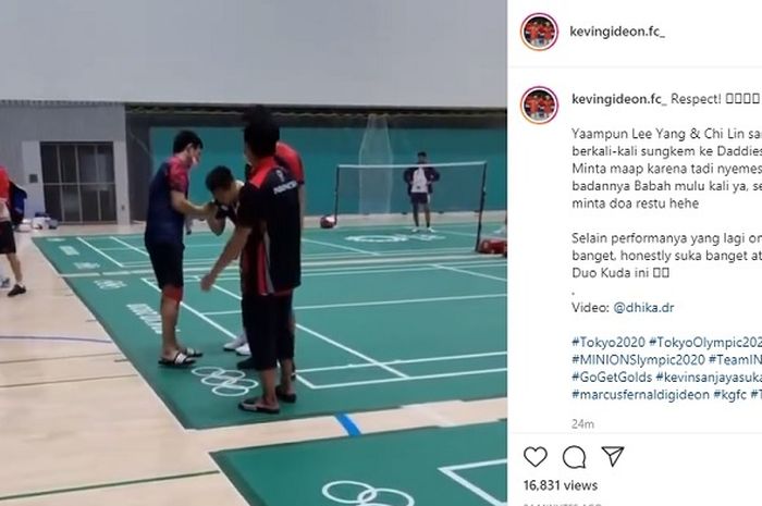 Momen Lee Yang/Wang Chi-lin sungkem kepada Mohammad Ahsan/Hendra Setiawan usai pertandingan semifinal bulu tangkis Olimpiade Tokyo 2020, Jumat (30/7/2021).