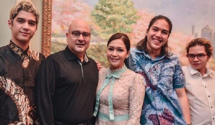 Maia Estianty untuk pertama kalinya mengunggah fotonya bersama Irwa Mussry setelah resmi menikah 