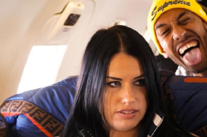 Eks Arsenal, Pierre-Emerick Aubameyang bersama sang istri, Alysha saat berada di jet pribadi.