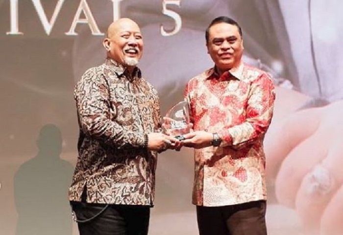 Indro Warkop Dapat Penghargaan Lifetime Achievement Award dari Police Movie Festival 5 di Ballroom D