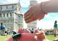 10 Pose Foto Anti-Mainstream di Menara Pisa yang Bisa Kalian Tiru