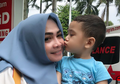 5 Potret Kedekatan Rafathar dengan Neneknya, Rieta Amilia, Gemas Maksimal!