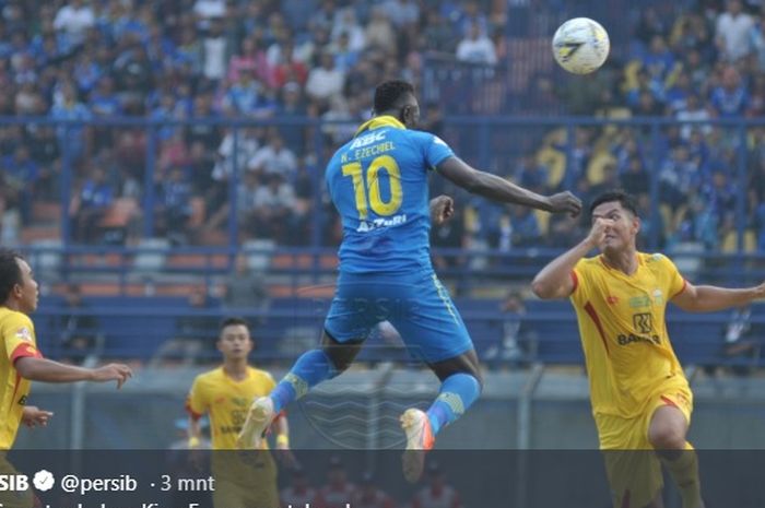 Lompatan striker Persib, Ezechiel N'Douassel di antara duo pilar bertahan Bhayangkara FC, Jajang Mulyana (kanan) dan M Fatchu Rochman pada pekan keenam Liga 1 2019 di Stadion Si Jalak Harupat, Soreang, Kabupaten Bandung pada 30 Juni 2019.