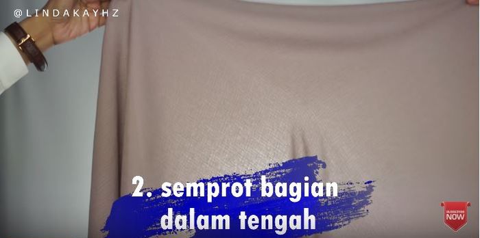 Semprotkan hair spray pada bagian dalam hijab