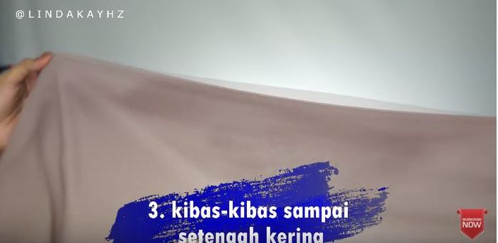 Kibaskan hijab yang telah disemprot hair spray