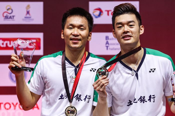 Pasangan ganda putra Taiwan, Lee Yang/Wang Chi-Lin, berpose dengan medali emas serta plakat juara Thailand Open II 2021 di Impact Arena, Bangkok, Thailand, Minggu (24/1/2021).