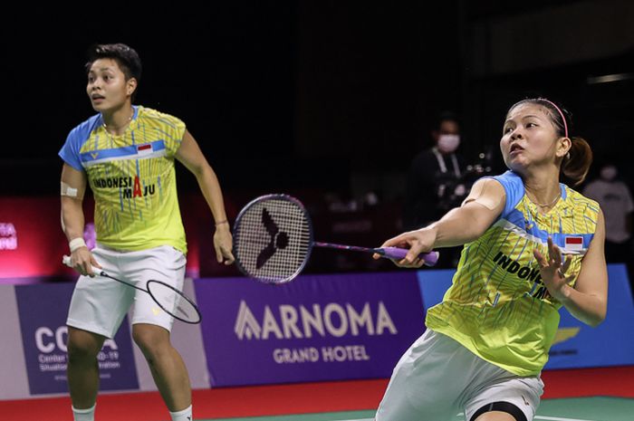 Aksi pasangan ganda putri, Greysia Polii/Apriyani Rahayu, pada semifinal Thailand Open II 2021 di Impact Arena, Bangkok, Thailand, 23 Januari 2021.