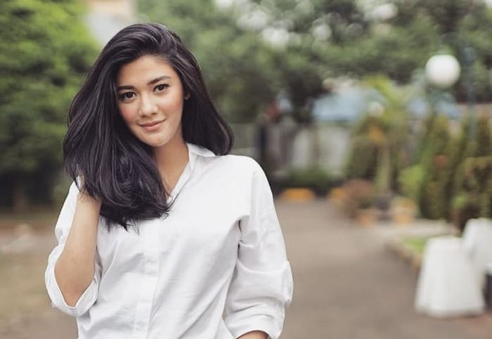 Naysilla Mirdad dengan busana simpel