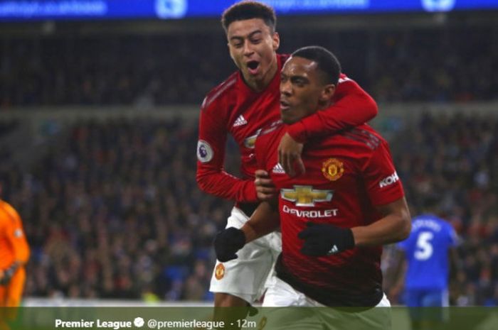 Penyerang Manchester United, Anthony Martial (kanan), merayakan golnya bersama Jesse Lingard dalam l