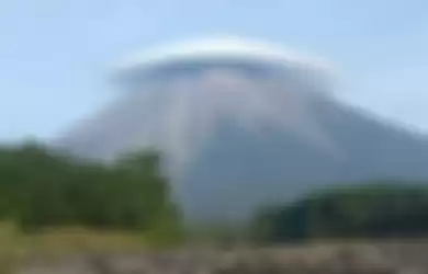 Fenomena Gunung Semeru bertopi