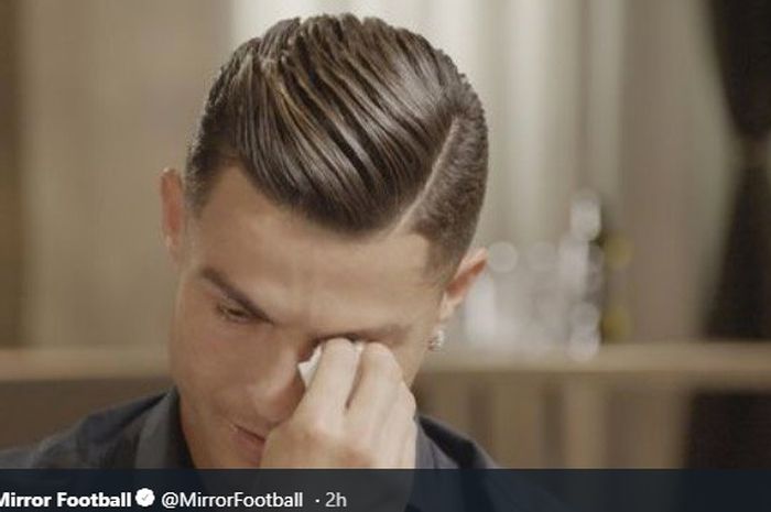 Cristiano Ronaldo tak mampu menahan tangis seusai melihat video tentang almarhum ayahnya, Jose Dinis Aveiro.
