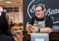 Hari Disabilitas Internasional: Bitty & Beau’s Coffee, Kedai Kopi yang Pelayannya Adalah Penyandang Disabilitas