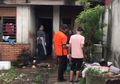 Halamannya Terlihat Kumuh dan Kotor, Ternyata Kondisi Dalam Rumahnya Bikin Hati Miris!