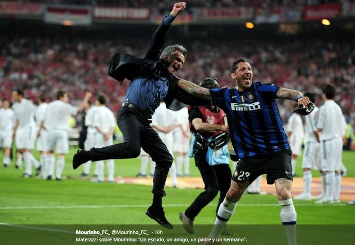 Jose Mourinho melakukan selebrasi bersama Marco Materazzi ketika membela Inter Milan.