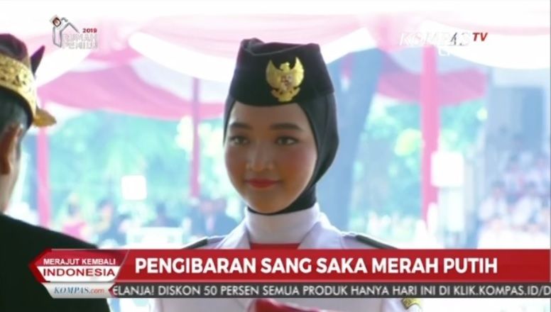 Cantiknya Salma, si pembawa baki bendera pusaka