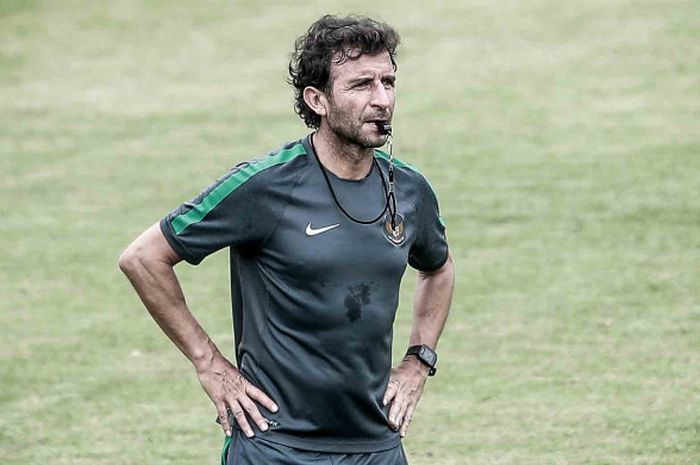 Luis Milla saat memimpin latihan timnas Indonesia.