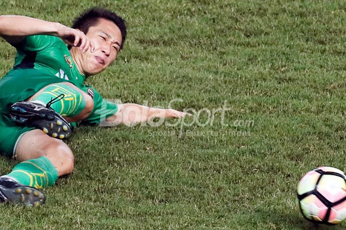 Gelandang bertahan Bhayangkara FC, Lee Yu-jun, berupaya menghalau bola saat tampil melawan Persela L
